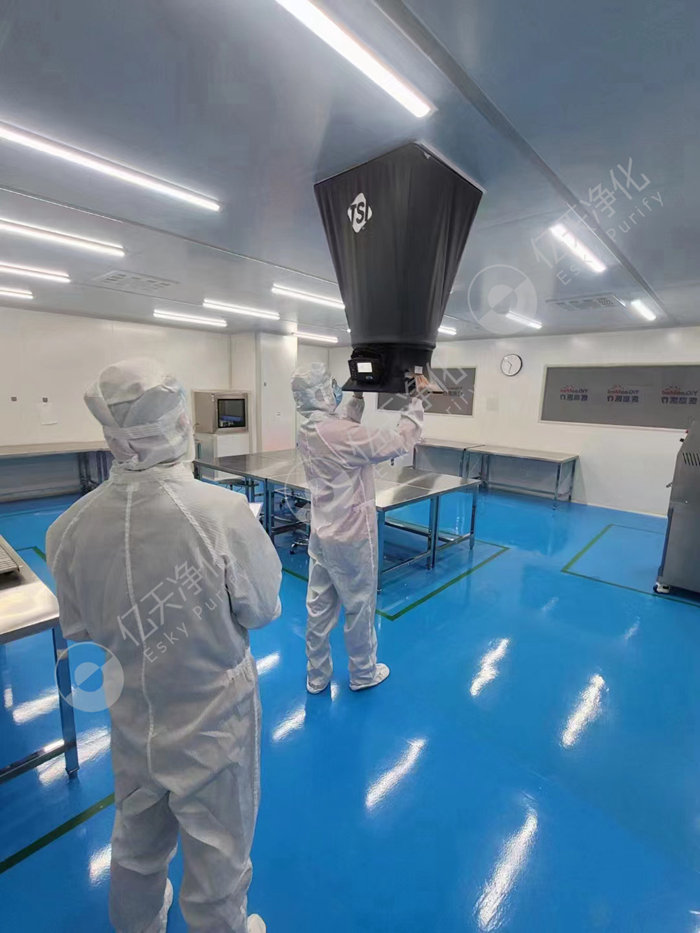 這款8380 數字式風量罩可測定流經各種風口 ( 散流器、百葉等 ) 的風量。體積輕巧，僅重 3.4Kg，便于攜帶使用。把風量罩安放在風口上，就可由數字顯示屏直接讀出進風或排風量。8380 也可單機工作，或支持多種熱式風速探頭提供多種測量功能，并提供數據存儲和處理功能(數據點多達26,500采樣點，帶時標 )。&nbsp;